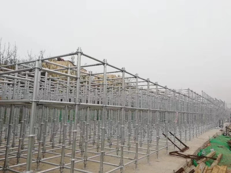 搭建腳手架橫向掃地桿與縱向掃地桿時，怎么設置好？ (圖1)